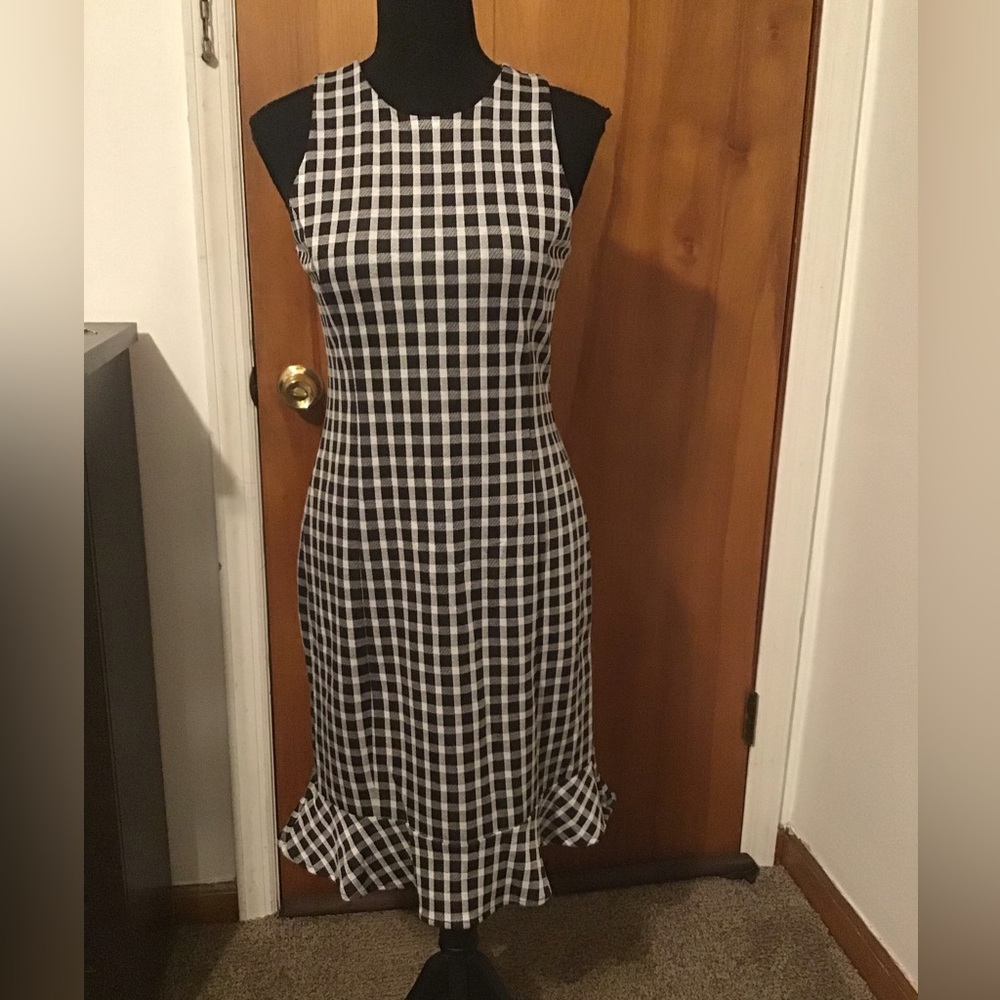 Flounce hem houndstooth dress